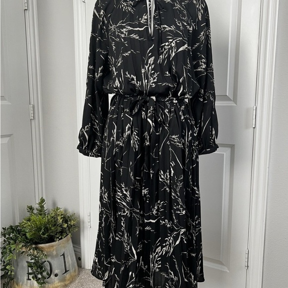 H&M Women’s Black White Floral Pleated 3/4 Sleeve Tie Waist Midi Dress - Picture 2 of 9